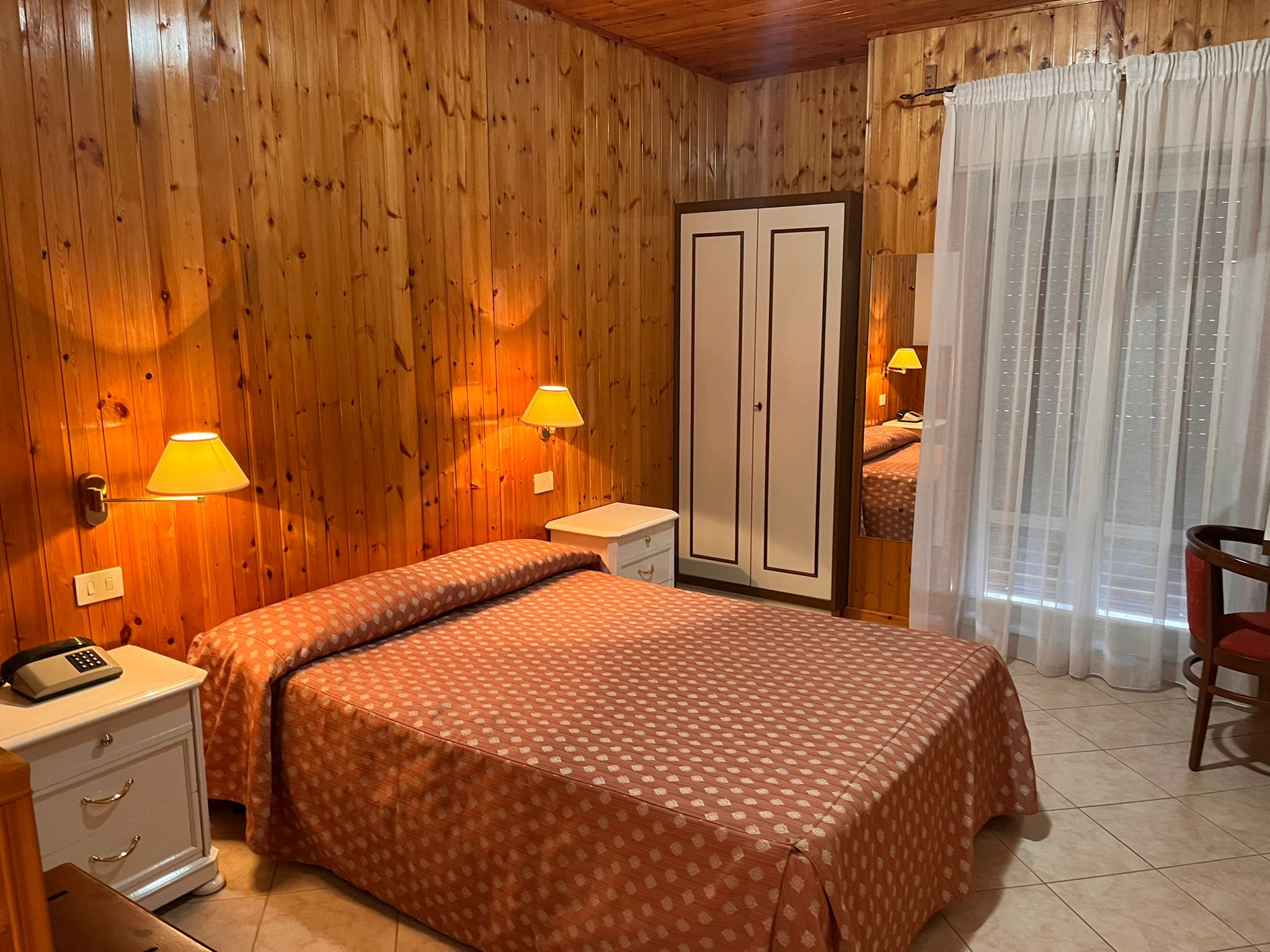 Mansarda con letto alla francese